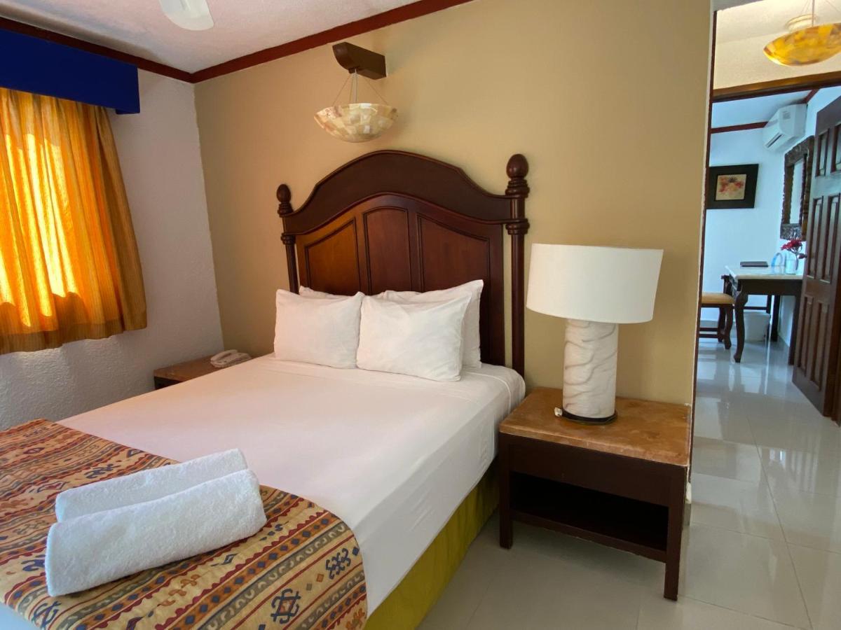 Hotel Las Golondrinas Playa del Carmen Exterior photo