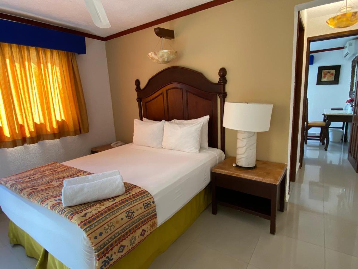 Hotel Las Golondrinas Playa del Carmen Exterior photo